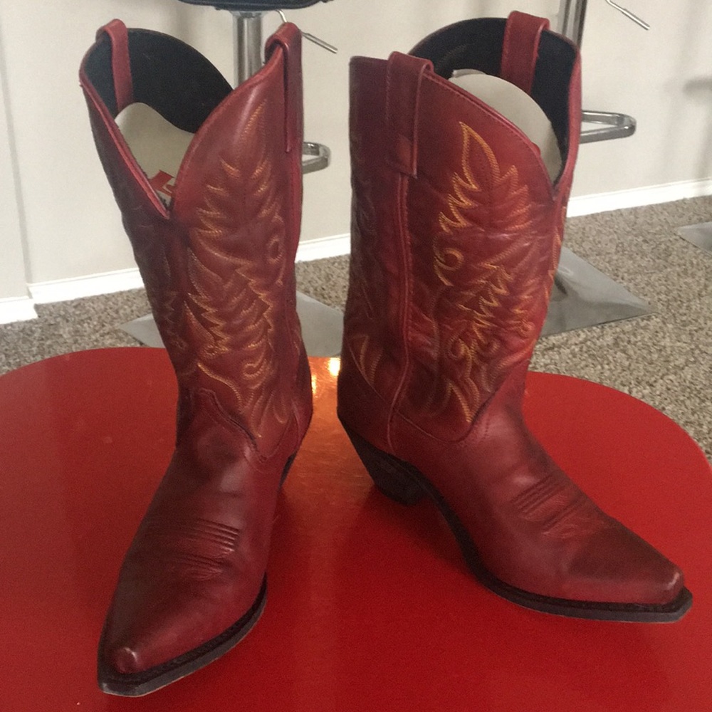 Moving woman’s Laredo Red Cowboy Boots SZ 8 1/2W
